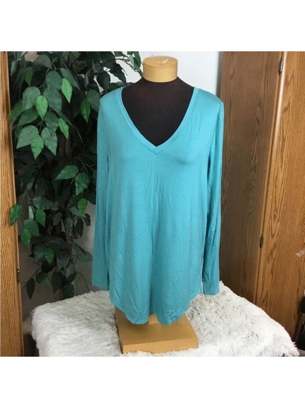 Zenana premium Woman’s size 1X v neck long sleeve Rounded hem jersey tee